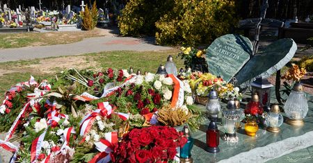 Wdowa po admirale Karwecie ujawnia. W trumnie jej męża były worki na śmieci i obce szczątki