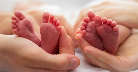 Kobieta urodziła bliźniaki. Okazało się, że mają dwóch różnych ojców