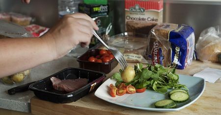 Jak schudnąć do Sylwestra? Dieta Dukana, dieta kopenhaska i post dr Dąbrowskiej pod ostrzałem dietetyczki