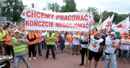 Huta Częstochowa na skraju upadku. Pracownicy pikietują pod budynkiem sądu