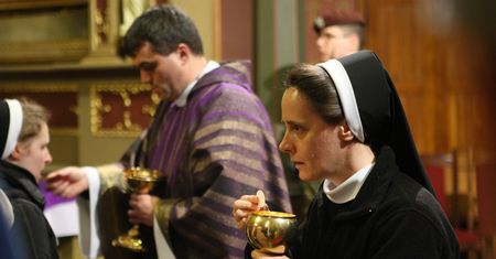 Tylu Polaków uczestniczy we mszy i przyjmuje komunię