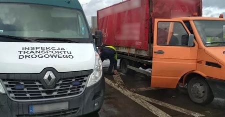 Polscy kierowcy nie przestają zaskakiwać. Laweta z plandeką zatrzymana