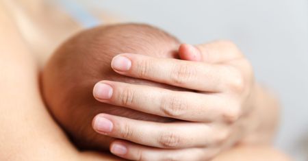 13-latka urodziła dziecko. Ojcem jest dorosły mężczyzna