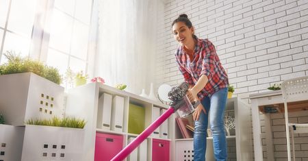Bezprzewodowy odkurzacz pionowy do 500 zł. Poręczny i cichy pogromca kurzu