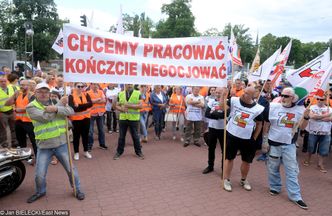 Huta Częstochowa na skraju upadku. Pracownicy pikietują pod budynkiem sądu