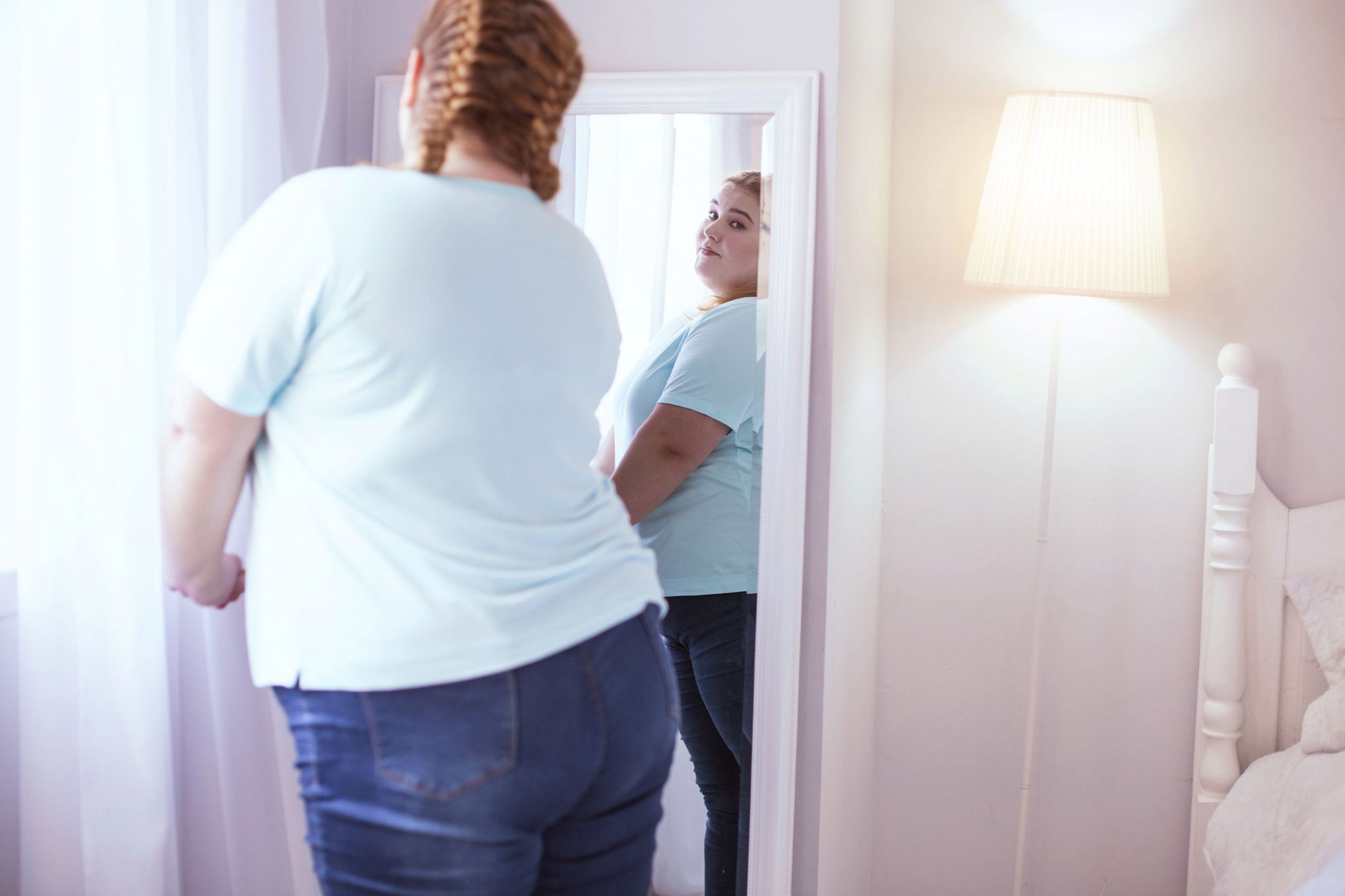 Kobieta w wieku 25 lat, o wzroście 170 cm i wadze 55 kg ma zapotrzebowanie kaloryczne na poziomie 1800 kcal.