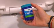 Trik z VapoRub rozwiązuje irytujący problem z toaletą. Działa za każdym razem!
