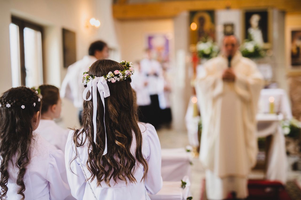 Prezent na komunię od chrzestnych. Ile dać w kopercie chrześniakowi?