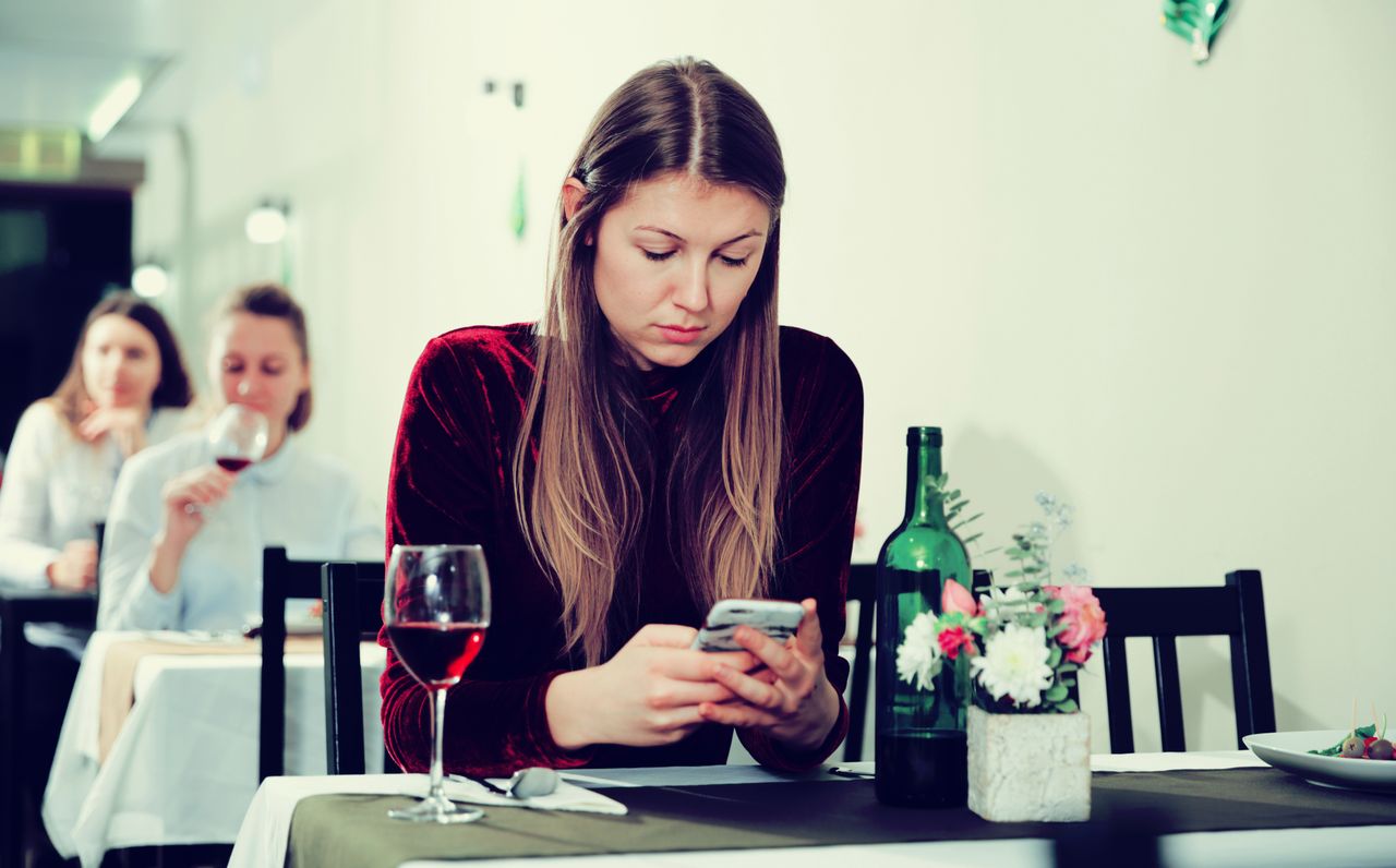 Samotna kobieta w pubie czy restauracji nadal budzi skrajne emocje. Przekonałam się o tym