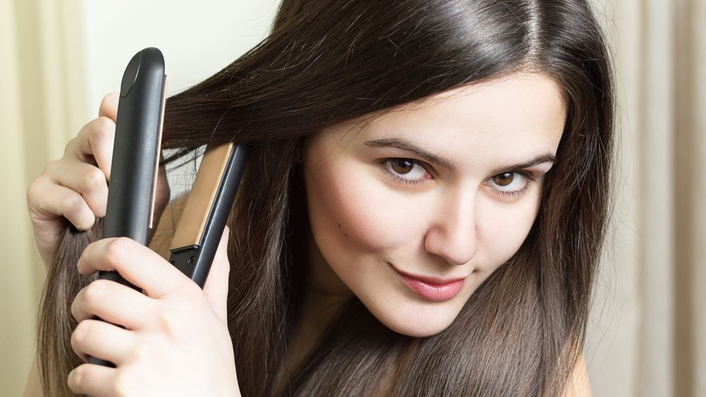 Prostowanie loków - sprawdź skuteczne metody i ciesz się prostymi włosami