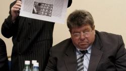 Poseł Zenon Tyma demonstruje materiały obciążające przew. Leppera, siedzi poseł Zbigniew Witaszek