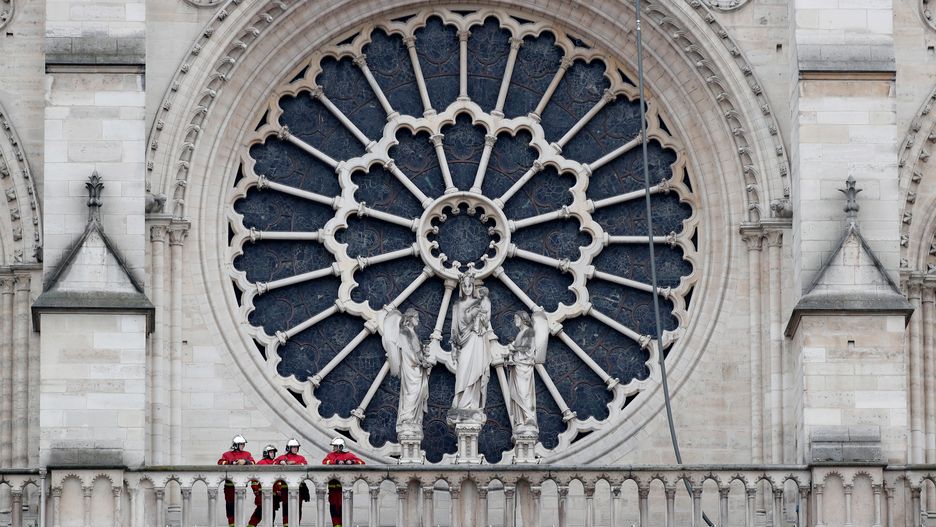 Katedra Notre Dame. Rozeta uratowana 