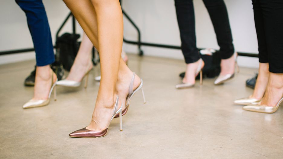 Buty z metalicznym połyskiem świetnie prezentują się z casualowymi ubraniami