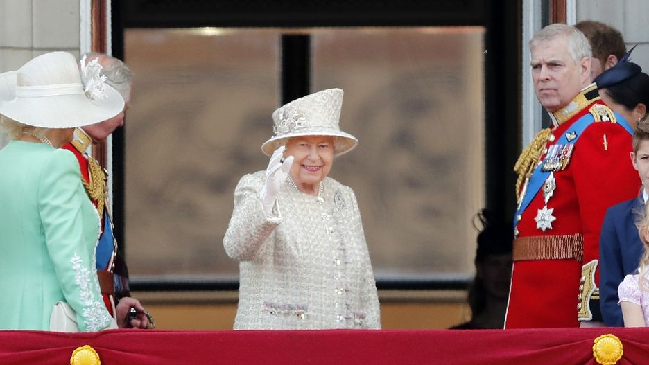 Królowa Elżbieta pozdrawiała poddanych z balkonu pałacu Buckingham