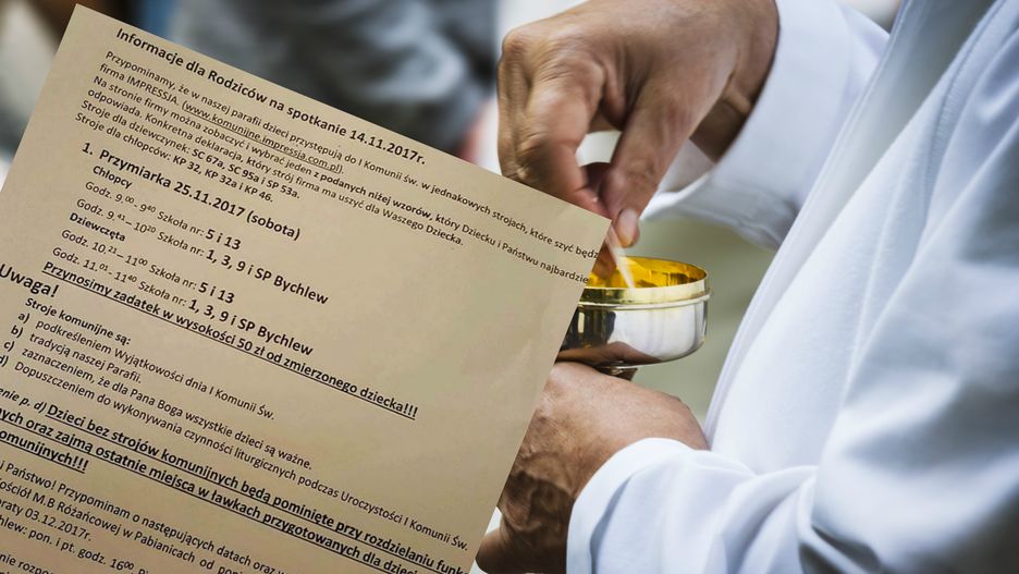 Jedna z pabianickich parafii poinformowała wiernych, że stroje komunijne ich pociech uszyje jedna firma.