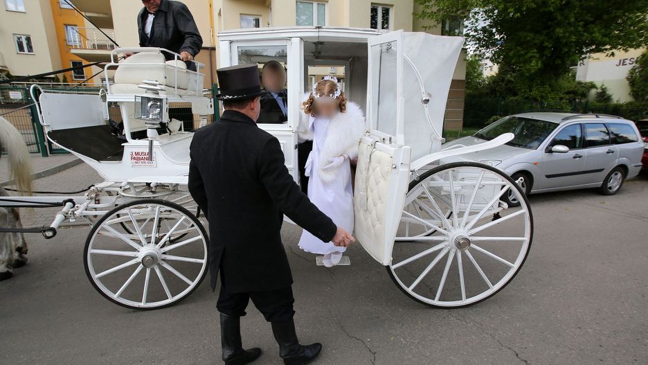 Limuzyna lub karoca podjeżdżająca pod kościół - ekstremalne, ale jednak - przykłady pomieszania porządków