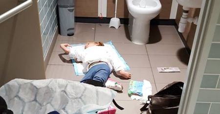 Dziecko skazane na podłogę. Tak sklep traktuje klientów