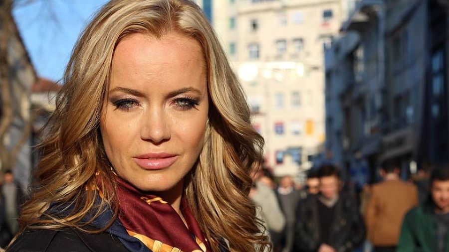 Gwyneth pracuje dziś jako pilot, chętnie udziela też wywiadów.