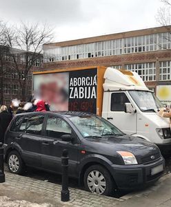 Antyaborcyjna furgonetka stanęła przed szkołą. Uczniowie powiedzieli "dość"