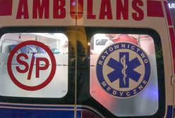 Karetka na basenie. Dziecko przyssane do ściany bocznej w basenie