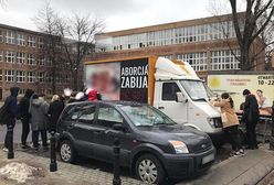 Antyaborcyjna furgonetka stanęła przed szkołą. Uczniowie powiedzieli "dość"