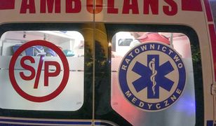 Karetka na basenie. Dziecko przyssane do ściany bocznej w basenie