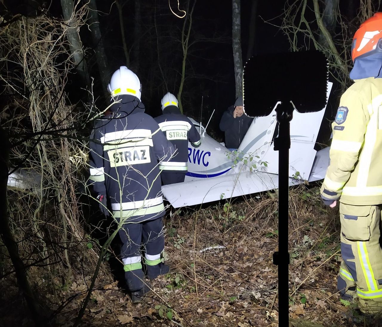 Awaryjne lądowanie awionetki w lesie koło Marek. To pilotka zawiadomiła służby