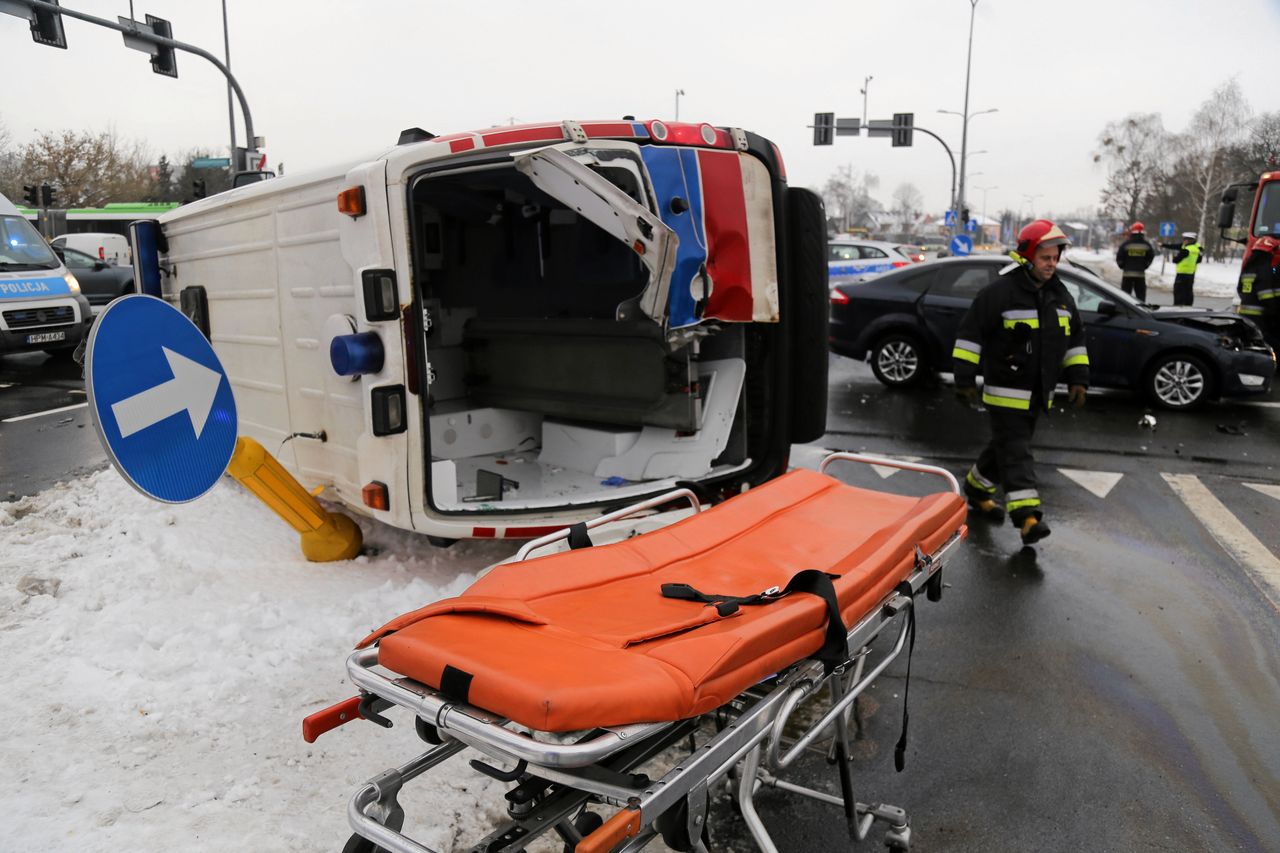 Poważny wypadek karetki. W środku byli ratownicy i pacjent