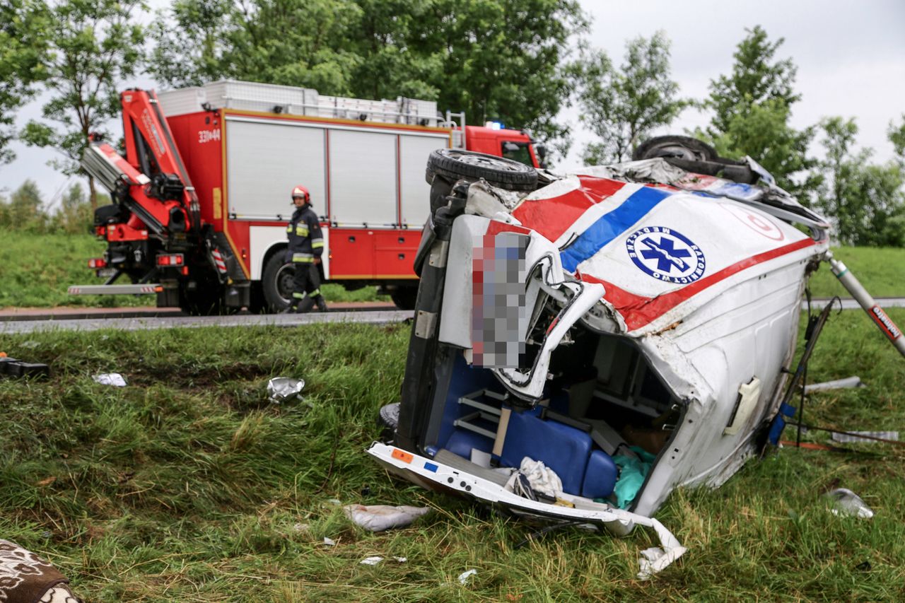 Mazowieckie: Osobówka wjechała w karetkę. Są ranni