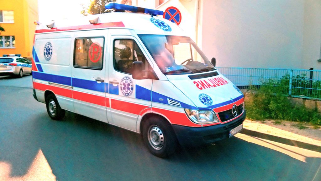 Okradli i zdewastowali ambulans. Policja szuka sprawców