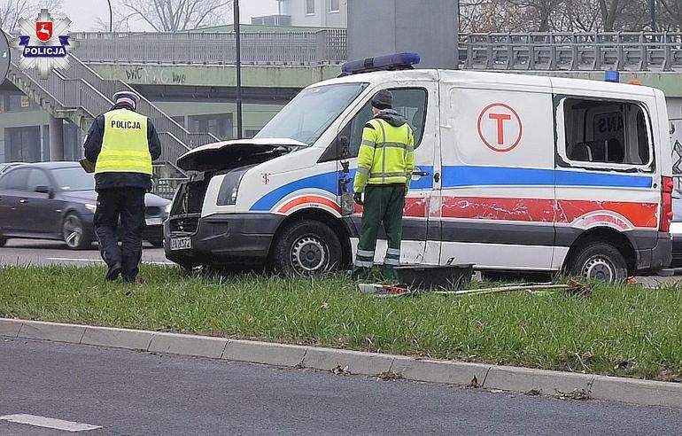 Karetka wiozła matkę i dziecko. Zderzyła się z autobusem