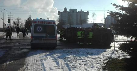 Kraków. Karetka dachowała po zderzeniu z osobówką. Są ranni