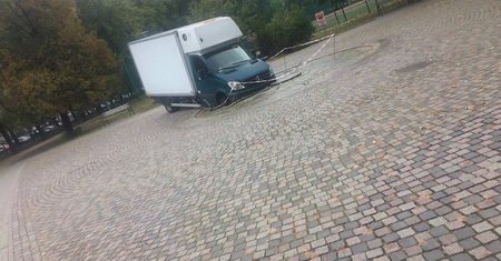 Furgonetka wjechała do fontanny. Wcześniej był tam piknik Koalicji Obywatelskiej