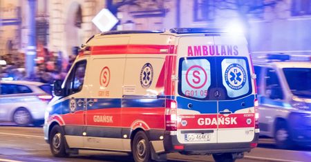 Kielce. Samochód wbił się w budynek. Kierowca trafił do szpitala