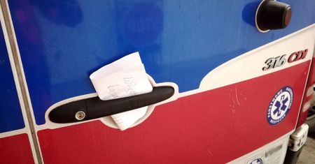 "Samozwańczy szeryf" w akcji. "Pouczył" ratownika z karetki