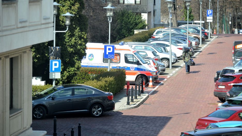 Karetka przed Sejmem, stoi bezczynnie zamiast ratować ludzi