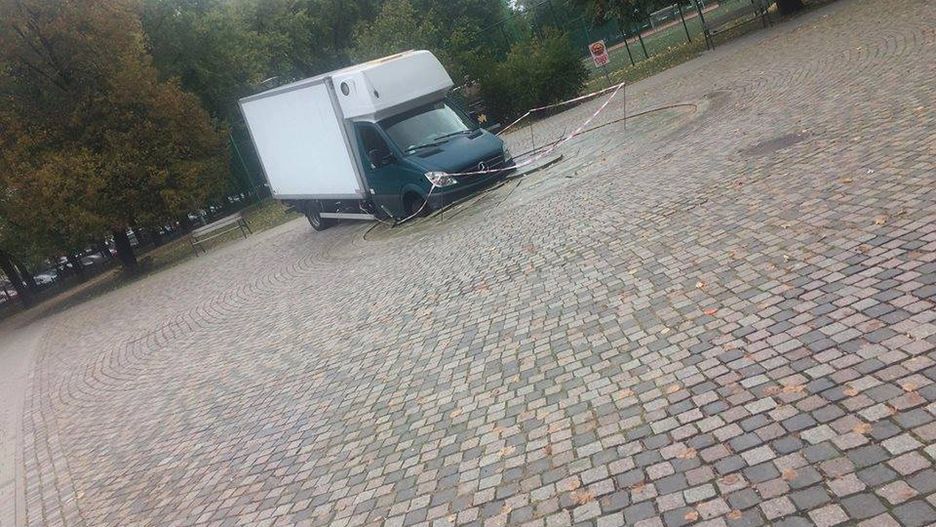 Wjechał do fontanny