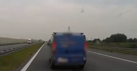 Wieźli karetką serce dla dziecka. Kierowcy blokowali im drogę