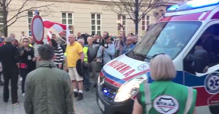 Policjanci nie wpuścili karetki na sygnale