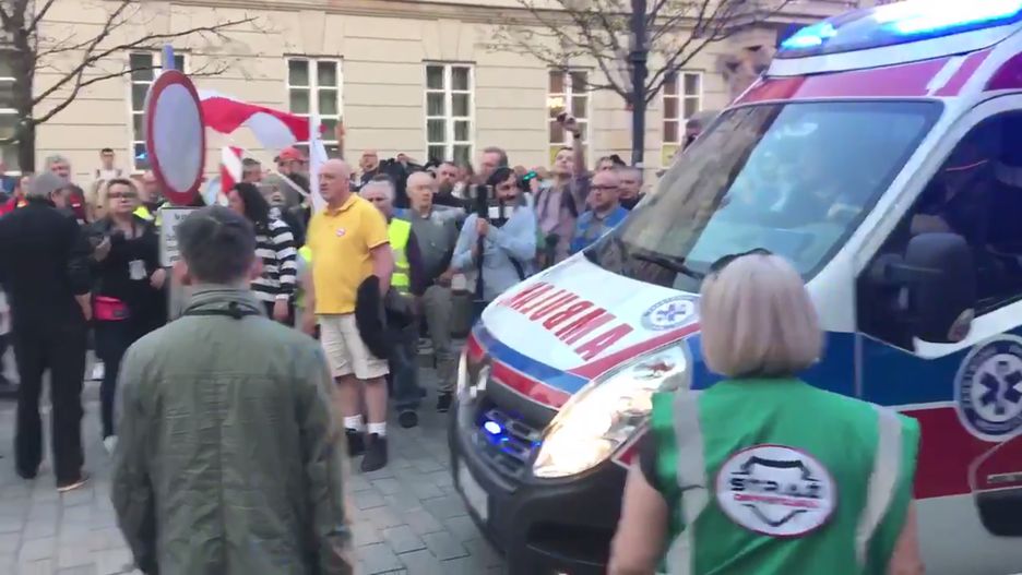 Karetka próbowała wjechać na Krakowskie Przedmieście