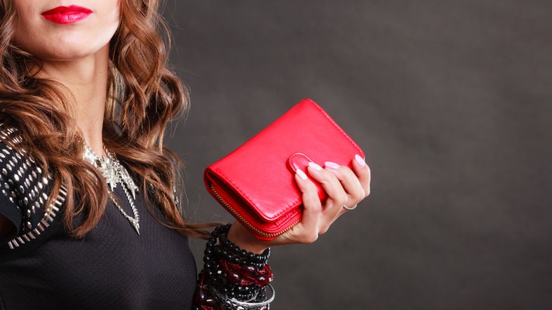 Elegancki portfel, który wygląda jak kopertówka – świetny pomysł na prezent dla niej