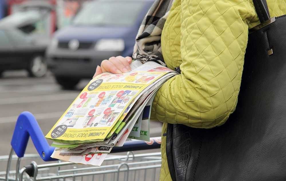 Eksperci ostrzegają: Gazetki w sklepach stanowią potencjalne zagrożenie koronawirusem