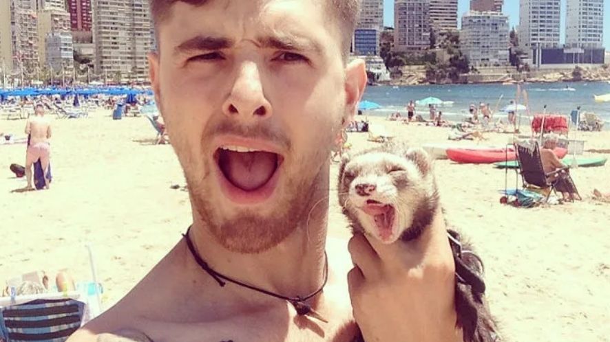 Brytyjczyk i jego fretka podróżowali przez osiem miesięcy