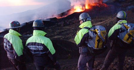 Etna - największy wulkan Europy "ześlizguje się do morza"