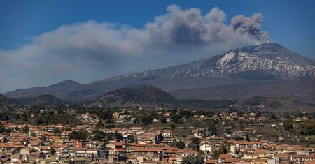 Kolejna erupcja Etny. Utrudnienia w lotach na Sycylię