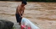 Dzieci przenoszone do szkoły w plastikowych workach. Nagranie z Wietnamu szokuje