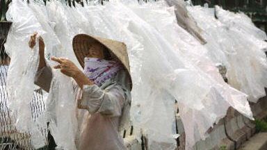 W Wietnamie mają inny pomysł na plastik: pranie i powtórne użycie