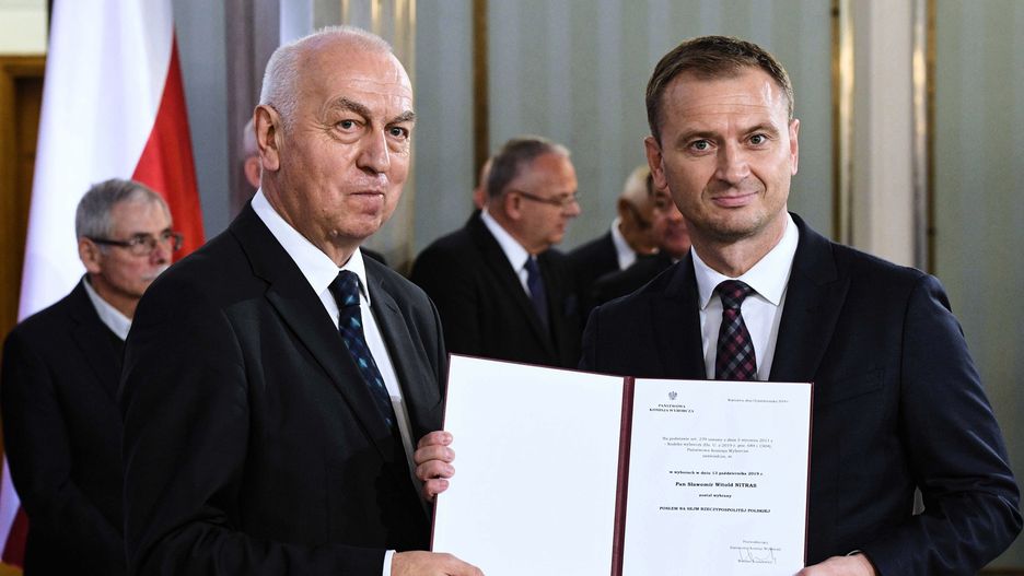 Poseł Sławomir Nitras odbiera zaświadczenie o wyborze