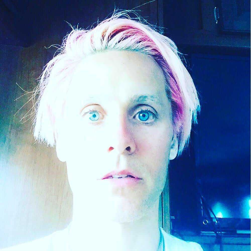 Jared Leto ma krótkie, różowe włosy