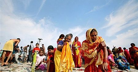 Miliony Hindusów zmywa grzechy w świętych wodach Gangesu